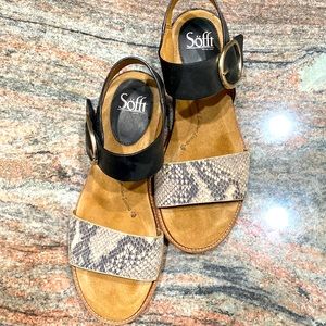 Sofft Women’s Bali Black Cream Snake Sandals.